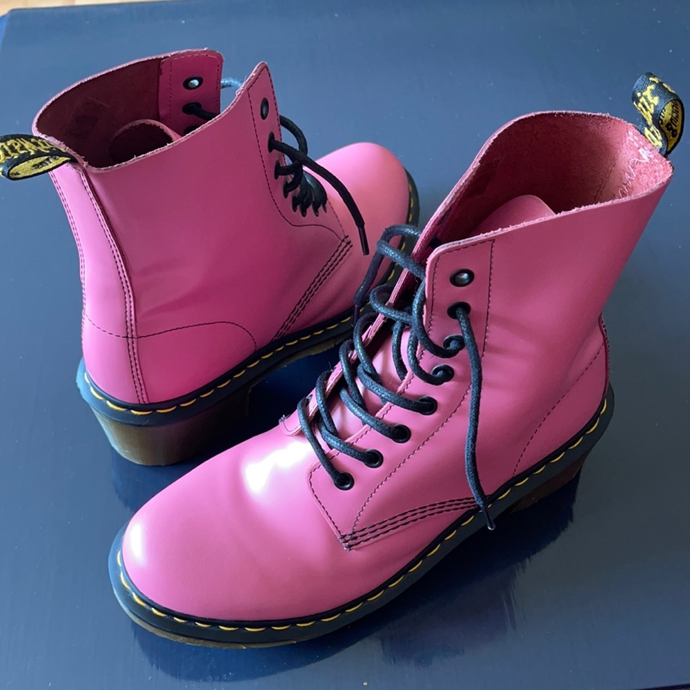 VINTAGE *LIKE NEW*  Dr. Martens Boots PINK 10 US